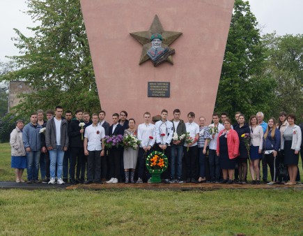 Митинг у стелы погибшим